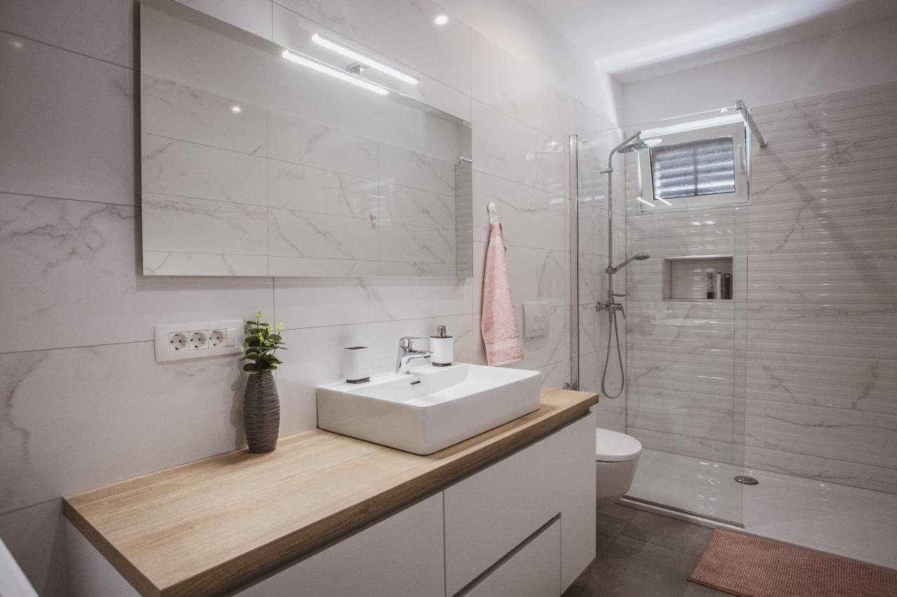 Comfort Sea View Apartment Dugi Rat Kültér fotó